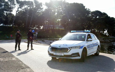 POLICIJA RIJEŠILA SLUČAJ Kaznene prijave protiv vandala koji su uništili adventske ukrase na Pagu