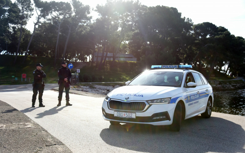 POLICIJA RIJEŠILA SLUČAJ Kaznene prijave protiv vandala koji su uništili adventske ukrase na Pagu