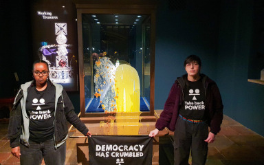 Četvero uhićenih u Toweru nakon što su kolačem gađali vitrinu s Carskom krunom