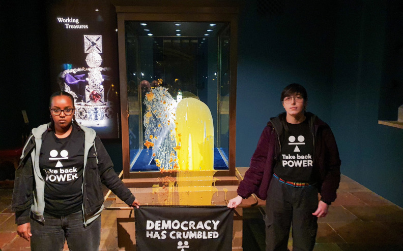 Četvero uhićenih u Toweru nakon što su kolačem gađali vitrinu s Carskom krunom