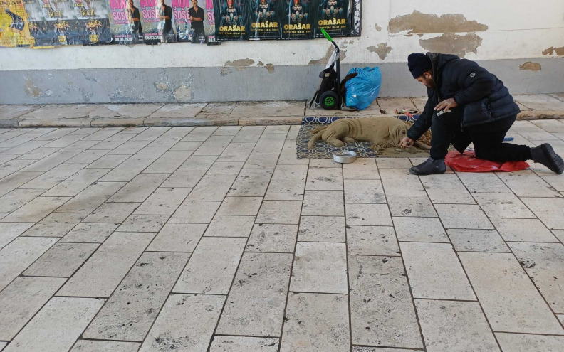 Pješčane skulpture ugrožavaju sigurnost i estetiku grada, a problem je i selektivno provođenje komunalnog reda