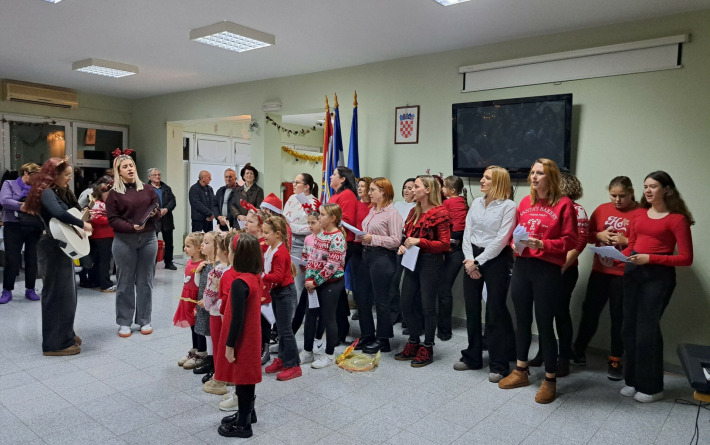 Djeca IZ DV-a Manulica i učenici OŠ Kukljica zablistali na božićnoj priredbi