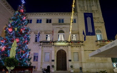 Zadar je u blagdanskom ruhu, a Poluotokom vozi i božićni vlakić
