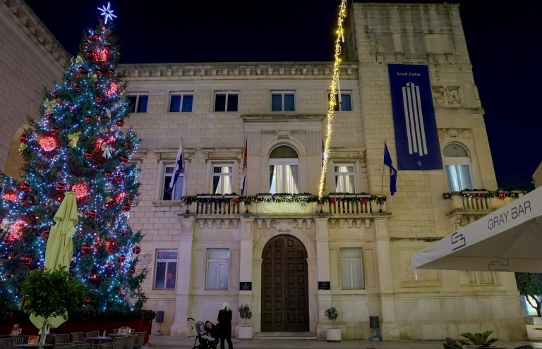 Zadar je u blagdanskom ruhu, a Poluotokom vozi i božićni vlakić