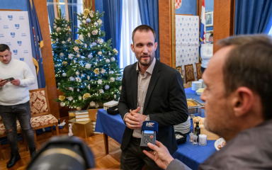 U OPUŠTENOJ ATMOSFERI Erlić častio novinare bakalarom i fritulama