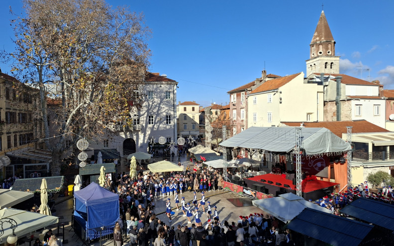 SVEČANI DEFILE Velika smotra mažoretkinja okupila oko 150 sudionica