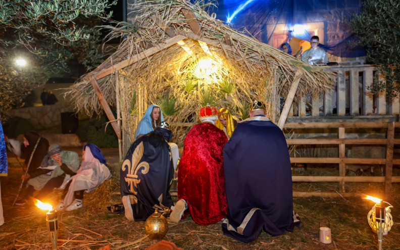 [FOTO] PRVE ŽIVE JASLICE U RADOVINU Mještani obukli kostime i oživjeli priču o rođenju Isusa Krista
