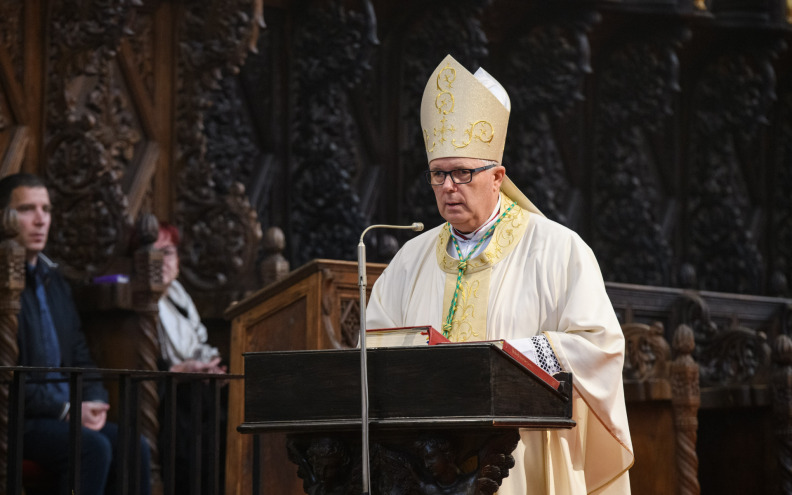 [FOTO] Brojni Zadrani okupili se na božićnoj misi u katedrali: ‘Prisutni su bojazan i neizvjesnost od budućnosti…’