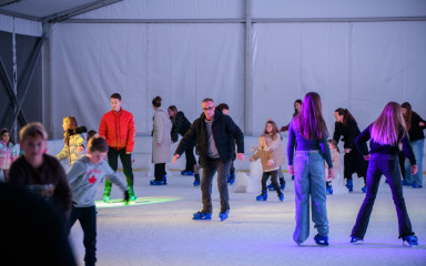 [FOTO] BLAGDANSKA ČAROLIJA U ZADRU Zimski park na Višnjiku i ove godine privukao mnoštvo posjetitelja
