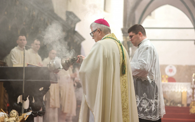 [FOTO] Velikim svečanim misnim slavljem u punoj zadarskoj katedrali sv. Stošije zatvorena Jubilejska godina