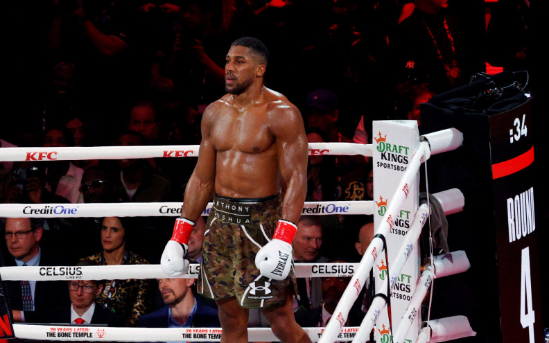 Dvije osobe poginule, a bivši svjetski boksački prvak lakše ozlijeđen u prometnoj nesreći