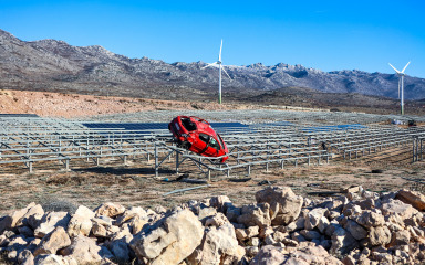 [FOTO] Kod Zatona Obrovačkog sletio s ceste, automobil završio na nosaču solarnog panela