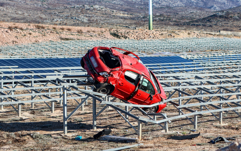 U Jasenicama se isprevrtao automobilom i završio na nosaču solarnih panela