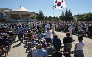 Tisuće vjernika iz cijelog svijeta uz molitvu dočekuju Novu godinu u Međugorju