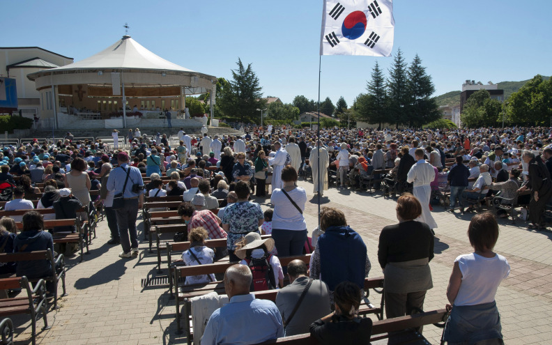 Tisuće vjernika iz cijelog svijeta uz molitvu dočekuju Novu godinu u Međugorju