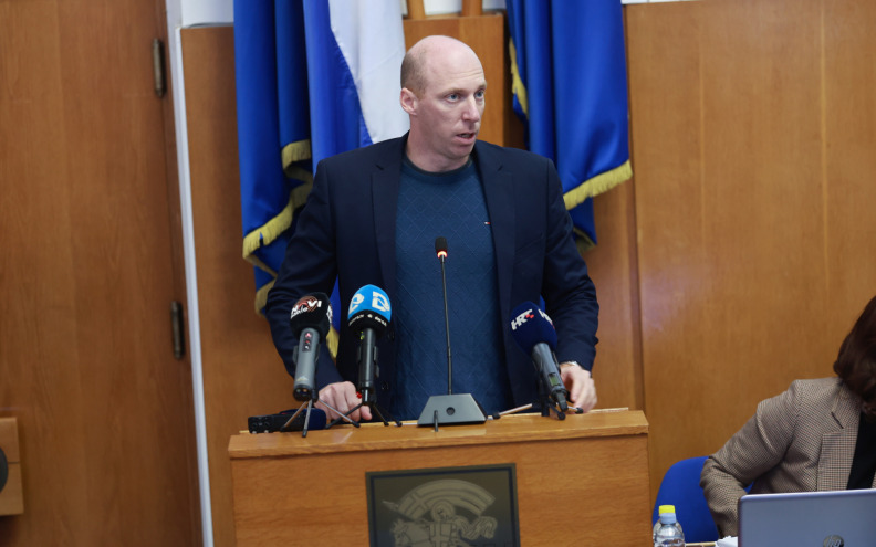 Radeta prije aktualca zaradio dvije opomene zbog traženja da se u dnevni red uvrste SDP-ovi amandmani