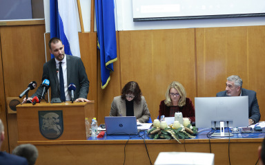 Radeta ustvrdio kako je šuma u Diklu postala deponij opasnog otpada, Erlić mu odgovorio: ‘Peče vas jer je otvoren CGO’