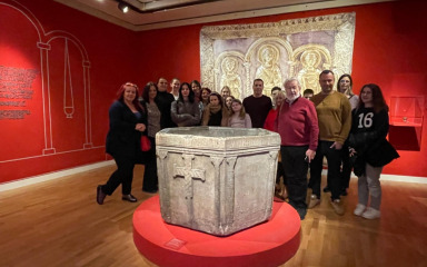 Nagrađeni učenici školskog natječaja posjetili izložbu u Klovićevim dvorima