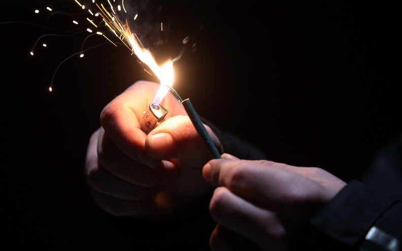 Dječaku petarda eksplodirala u ruci, amputirana su mu dva prsta lijeve ruke