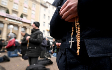 Peticija koja traži micanje molitelja s glavnih trgova predana Saboru! ‘Moramo podići glas…’