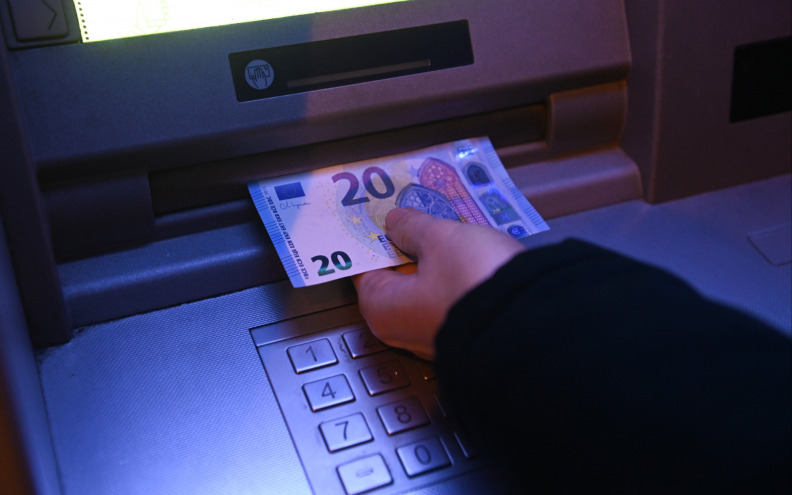 HRVATI JOŠ VOLE GOTOVINU U prosjeku u džepu imamo 64 eura, a 56 posto transakcija plaćamo 'kešom'