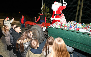 Djed Božićnjak na traktoru razveselio najmlađe u Dračevcu Ninskom i ostao bez poklona