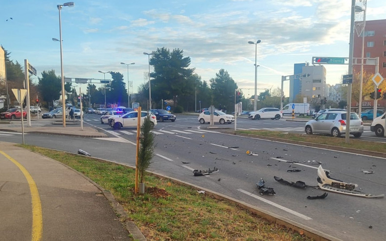 Prometna nesreća na križanju ulica Ante Starčevića i Hrvoja Ćustića, policija regulira promet