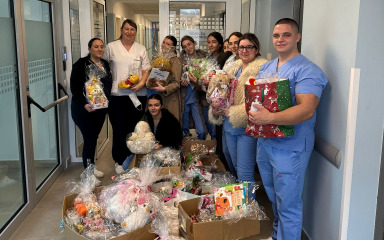 Učenici Medicinske škole i Osnovne škole Stanovi darivali djecu na zadarskoj pedijatriji