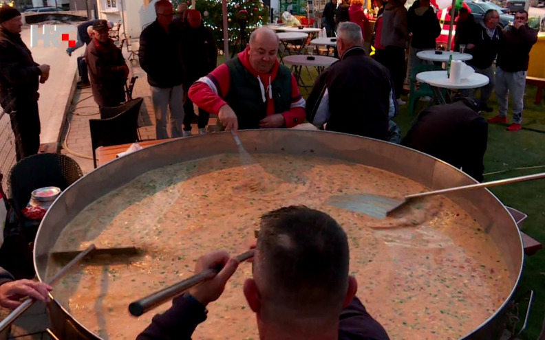 U zadarskoj četvrti Plovanija pripremili fritaju od čak 1111 jaja: 'Tko nema volju, teško mu je i dva jaja razbiti'