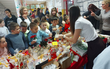 Božićni sajam u OŠ Nikole Tesle Gračac protekao u zajedništvu i veselju