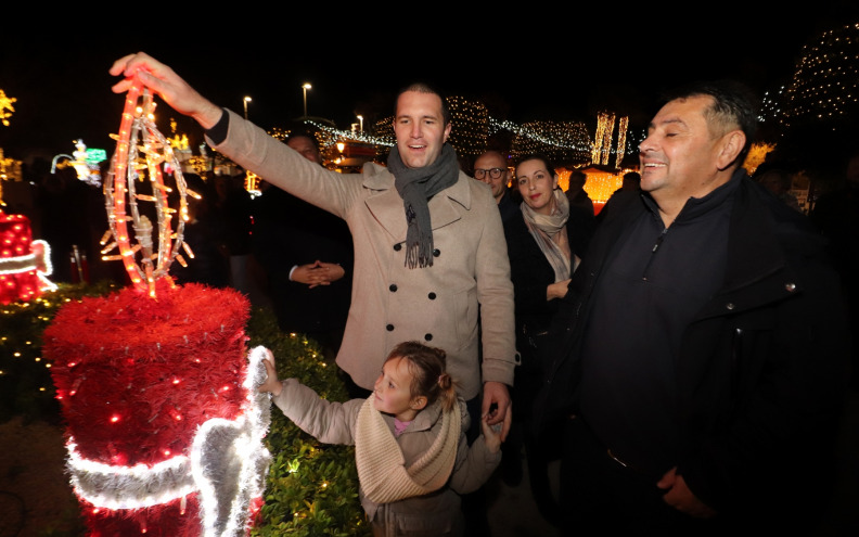 Načelnik Vira s kćerkom upalio četvrtu adventsku svijeću, za umirovljenike organizirao domjenak