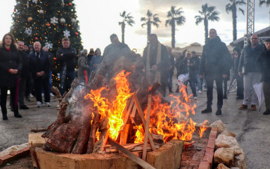Kiša nije omela običaj: Vir obilježio Badnjak paljenjem badnjaka