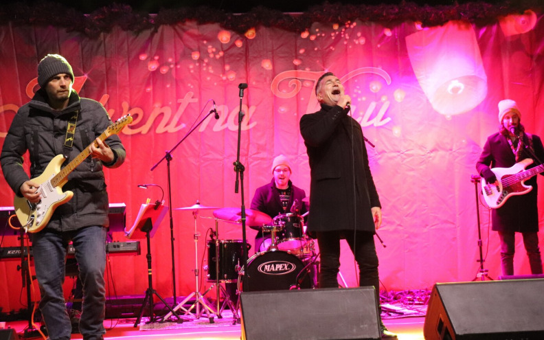 [FOTO] Pogledajte kako je bilo na božićnom koncertu Ivice Sikirića Iće na Viru