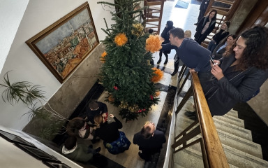 Učenici OŠ Voštarnica okitili jelku u Gradskoj upravi, pomogao im i gradonačelnik: ‘Vi ste mi najbolja delegacija’