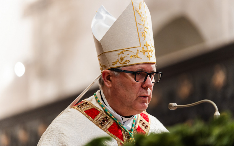 Zadarski nadbiskup na Polnoćki kritizirao komercijalizaciju blagdana: 'Vjera ne smije biti ukrasna tradicija'