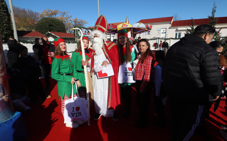 FOTO Prepuno božićno selo ugostilo Svetog Nikolu, mališani dobili slatke poklone i dobre šibe