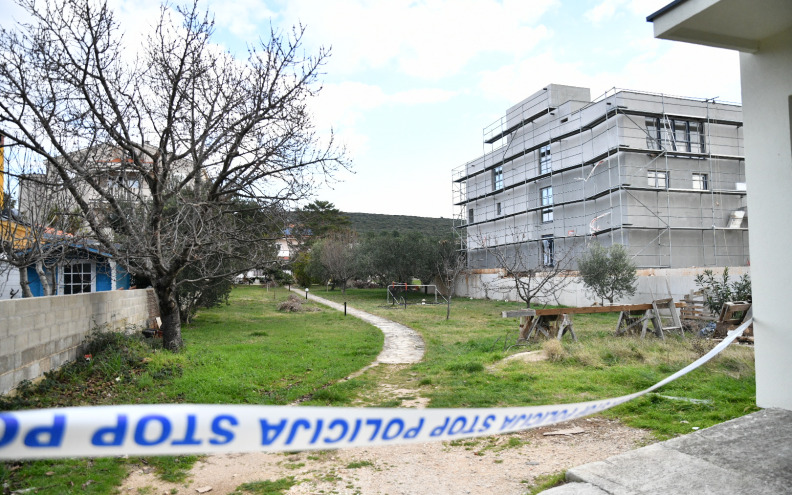Zadarska policija objavila detalje tragedije u Sukošanu: Otac je provalio u ormar za oružje, pa ubio sina
