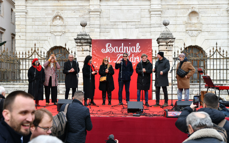 [FOTO] Zadarski Badnjak otvoren izvedbom 'Božića u Zadru' i prodajom bakalara za Pučku kuhinju: 'Moramo misliti o potrebitima u ovo doba'