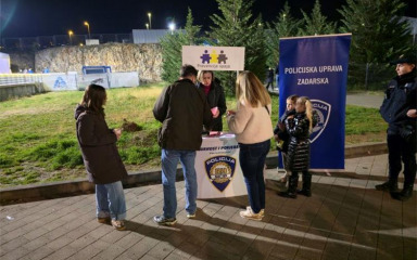 Zadarska policija na Višnjiku upozorila građane na opasnosti pirotehnike