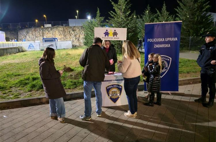 Zadarska policija na Višnjiku upozorila građane na opasnosti pirotehnike