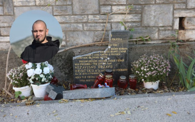 OBRAT! Šibenski aktivist uhićen zbog sumnje da je razbio spomen-ploču sad će tužiti policiju