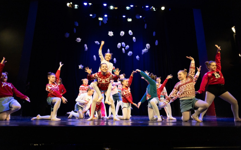 Zadarski plesni ansambl priredio blagdanski spektakl u koji se uključila i publika