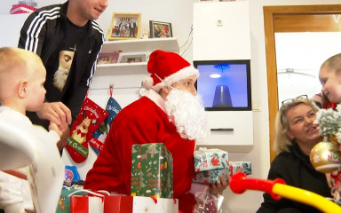 DRUGI BOŽIĆ BEZ MAME Djed Božićnjak razveselio troje djece koja su u tragediji na Viru izgubila majku