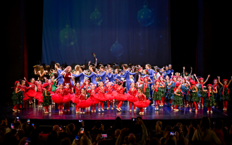 [FOTO] Geste oduševile publiku novom plesno-dramskom pričom o suvremenom Božiću