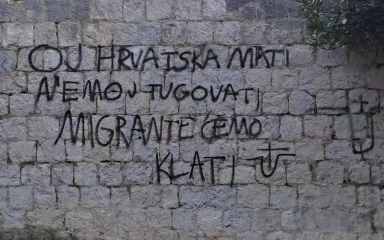Troje maloljetnika i jedan 18-godišnjak privedeni zbog grafita protiv migranata i Židova