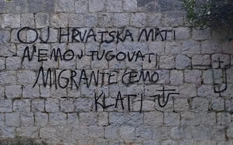 Troje maloljetnika i jedan 18-godišnjak privedeni zbog grafita protiv migranata i Židova