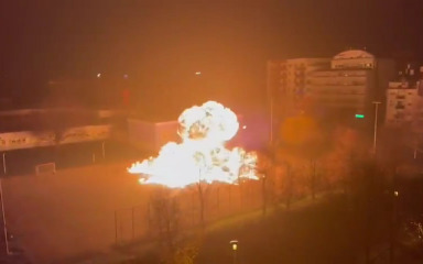 [VIDEO] Petarda privezana za kanistar izazvala jaku eksploziju i požar na igralištu