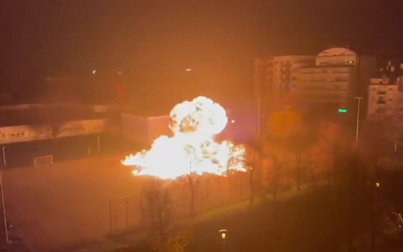 [VIDEO] Petarda privezana za kanistar izazvala jaku eksploziju i požar na igralištu