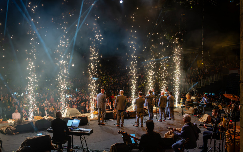 Tomislav Bralić i klapa Intrade u rasprodanoj zagrebačkoj Areni proslavili 40 godina karijere