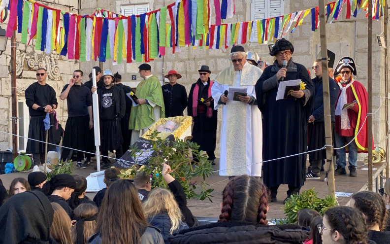 PAŠKI ZIMSKI KARNEVAL Bogat program, vrhunski koncerti i stoljetna tradicija maškara u Pagu